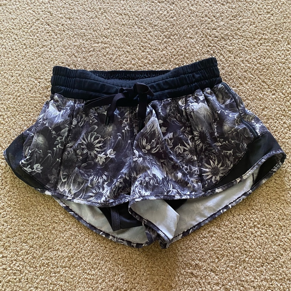 Luluemon black and white pattern shorts